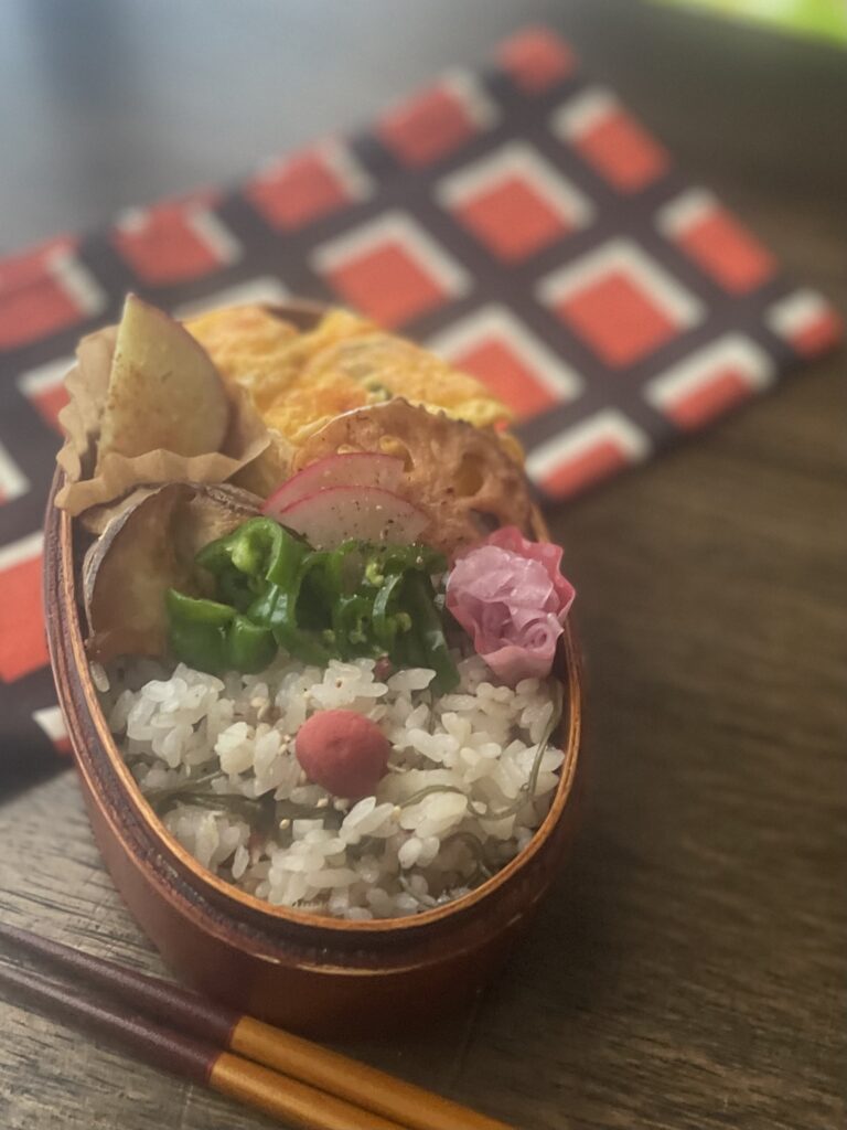 雑穀ごはんと常備菜を詰めた40代向け大人のお弁当