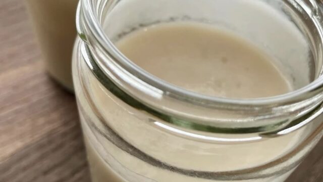 美味しい魔法の調味料、自家製塩麹の基本レシピをご紹介。材料は米麹と塩、水だけ。節約・時短・美味しさが揃う心強い存在に。